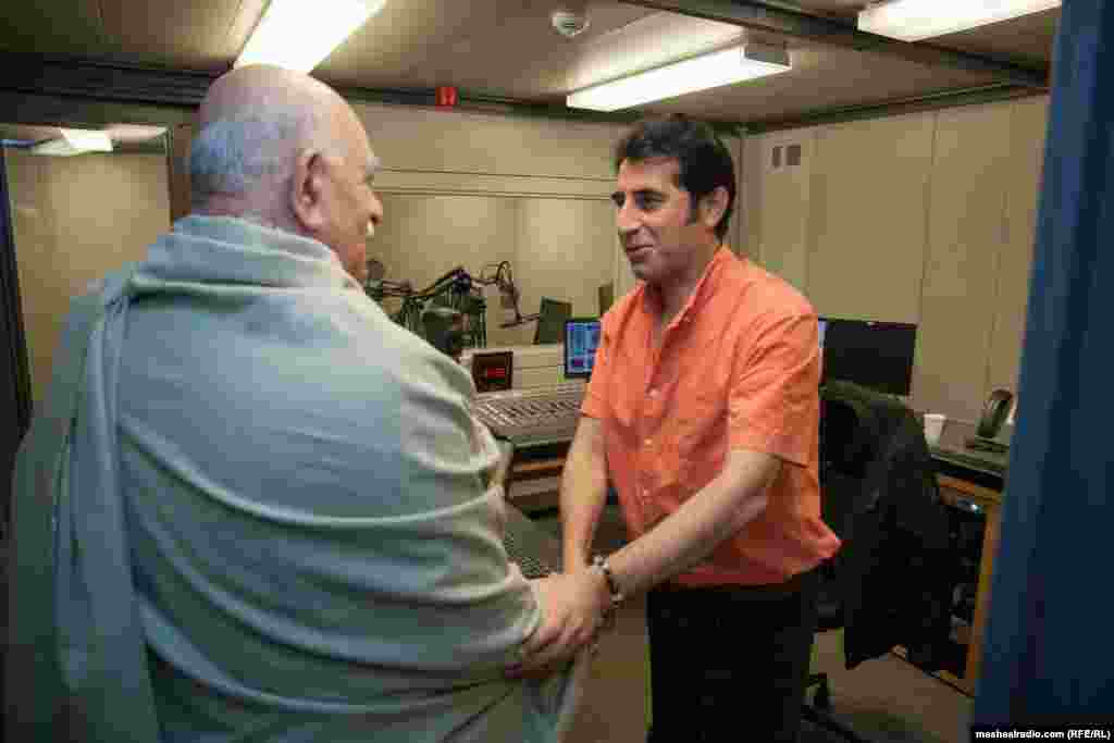 محمود خان اڅکزی د مشال راډيو له همکارانو سره 