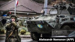 A Russian peacekeeper shouts "No pictures!" at a checkpoint outside Nagorno-Karabakh's main city of Stepanakert on November 13, 2020. 