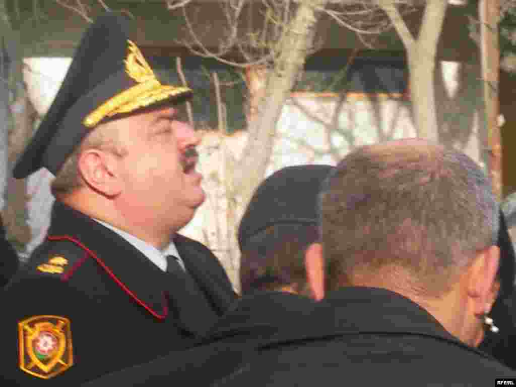 Yaşar Əliyev: «Dəyən ziyan hesablanıb ödəniləcək» 19 yanvar 2007 - Yanvarın 19-da Azərbaycan Xalq Cəbhəsi Partiyasının (AXCP) Nizami rayonu Keşlə qəsəbəsindəki zavodun inzibati binasında saxlanılan əmlakı özünə qaytarılıb. Ədliyyə Nazirliyi Məhkəmə Qərarlarının İcrasına Nəzarət Baş İdarəsi təhvil vermə prosesini polisin və Nizami Rayon Mənzil İstismar İdarəsi nümayəndəsinin iştirakı ilə həyata keçirib. Əmlakı təhvil alan AXCP sədrinin müavini Fuad Mustafayev köçürülmə zamanı əşyaların bir hissəsinin yararsız hala düşdüyünü, avadanlıqların bəzilərinin sıradan çıxdığını və hətta kamera, fotoaparat və s. cihazların yox olduğunu bildirib.  Prosesdə iştirak edən Bakı Şəhər Baş Polis İdarəsinin rəis müavini Yaşar Əliyevin sözlərinə görə isə, bina polis tərəfindən ciddi mühafizə olunub: «Əmlak ora yığılandan sonra açarın biri AXCP-yə verilib. Bayırda isə daim polis əməkdaşları dayanıblar. Həmin müddət ərzində içəri AXCP üzvlərindən başqa kimsənin daxil olmasına yol verilməyib».