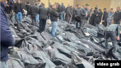 Родичі шукають своїх близьких серед тіл біля судово-медичного центру Кахрізак у Тегерані, 13 січня 2026 року