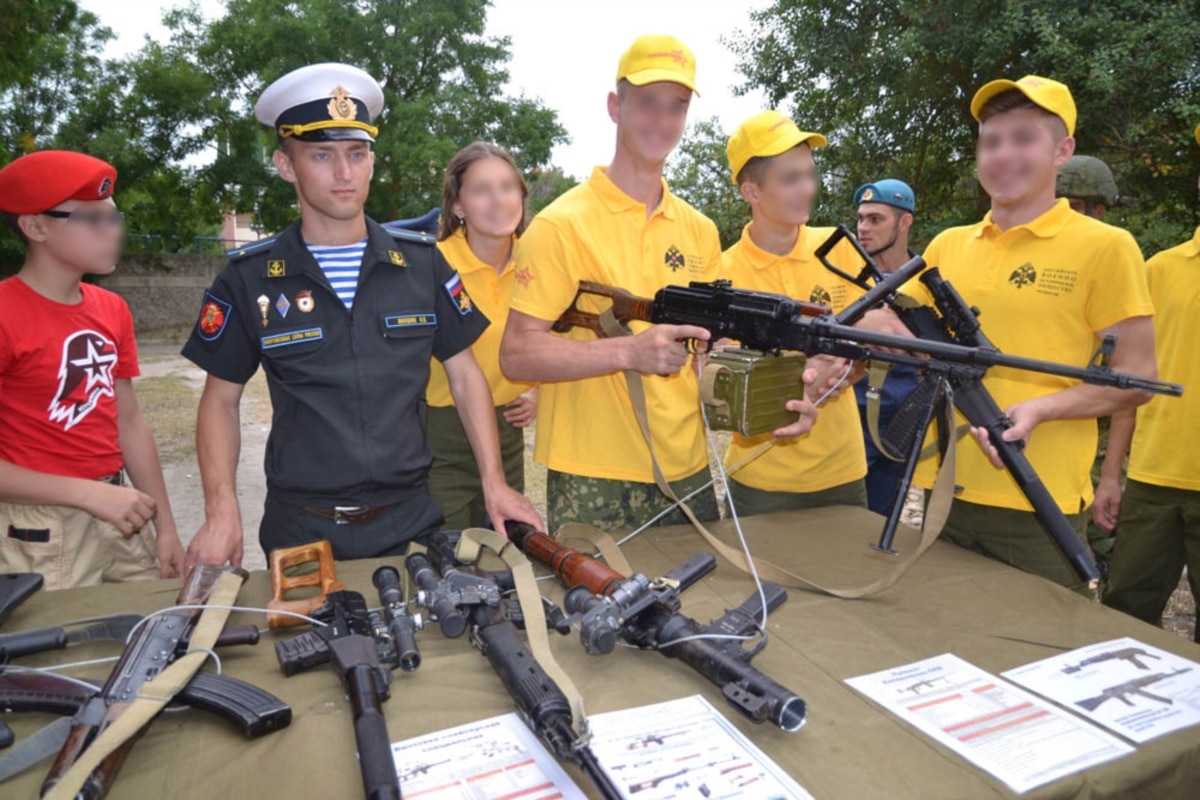 Організація головного перемовника від РФ збирає на рушниці для армії та навчає дітей в Донецьку оперувати дронами – «Схеми»