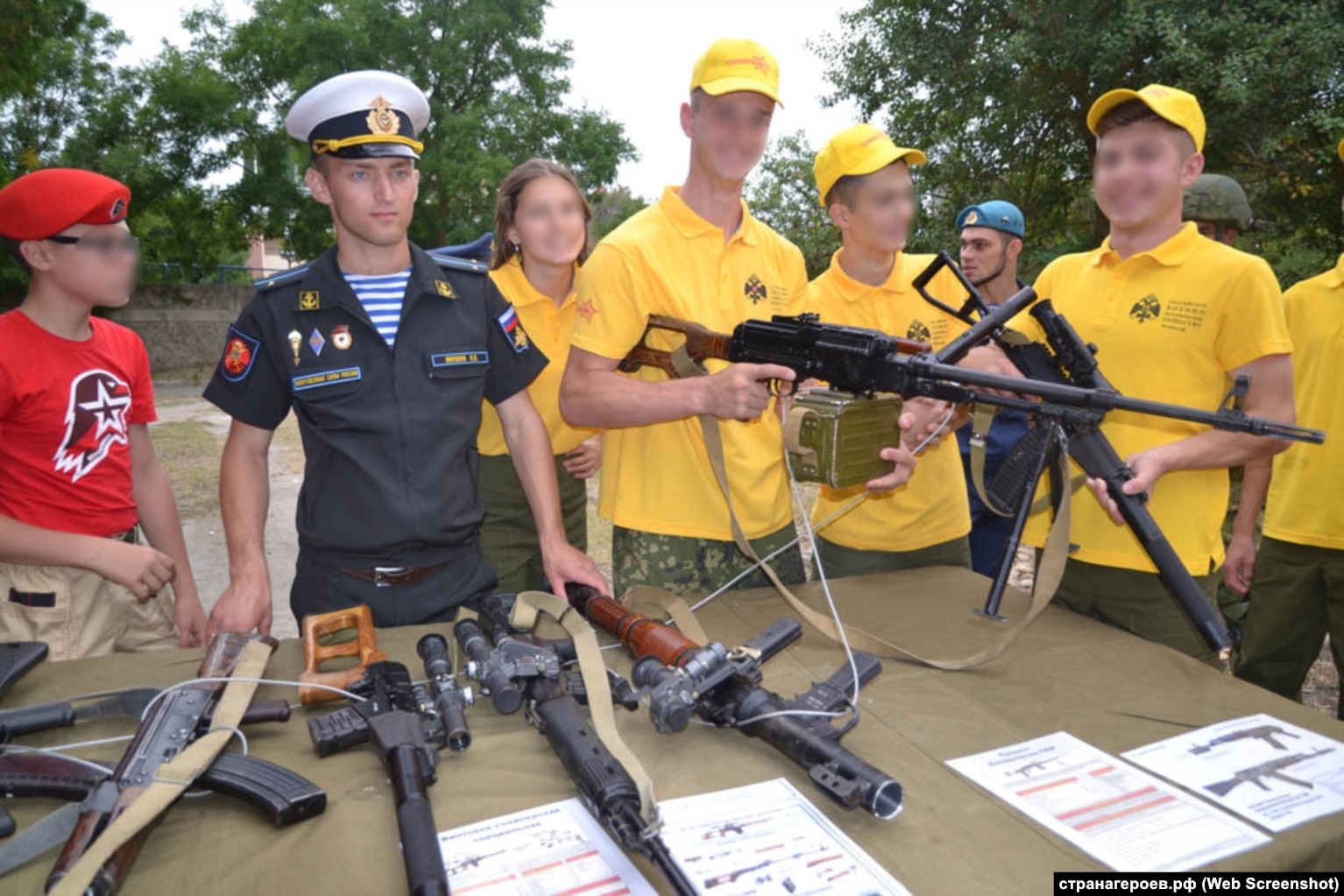 Фото дітей зі зброєю з військово-історичного табору, який проводили у 2020 році у Євпаторії