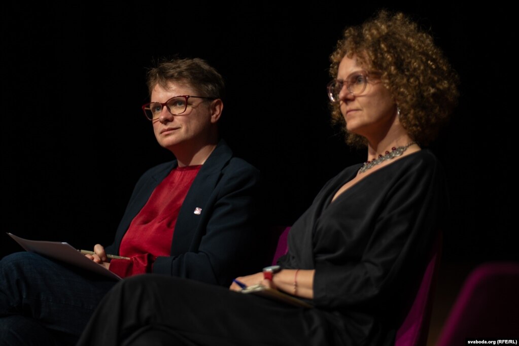 Сустрэча са Сьвятланай Алексіевіч у Варшаве, 16 чэрвеня 2025 году. Мадэратаркі Тацьцяна Нядбай і Юстына Чахоўска.