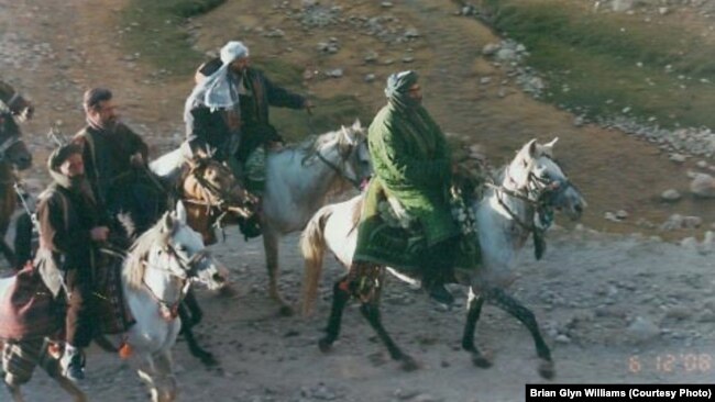 A tálib-ellenes üzbég hadúr, Abdul Rasid Dosztum. A szeretett lován, Szurkunon csatába induló legenda segített az amerikai különleges erőknek megdönteni 2001-ben az akkor még többségükben pastu etnikumú tálibok uralmát. Ma már üzbégek is harcolnak a fundamentalisták soraiban.