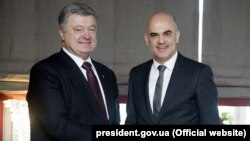 Президент України Петро Порошенко і президент Швейцарії Ален Берсе (праворуч). Давос, 25 січня 2018 року 