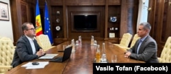 Prim-ministrul desemnat, Vasile Tofan (stânga), discută cu ministrul în demisie al Apărării, Anatolie Nosatîi, în cadrul consultărilor pe care Tofan le-a lansat în vederea formării unei noi echipe guvernamentale și a întocmirii programului de guvernare, 14 iulie 2026