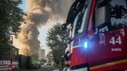 Пожежна машина їде повз місце удару російського безпілотника. Київ, 16 вересня 2026 року