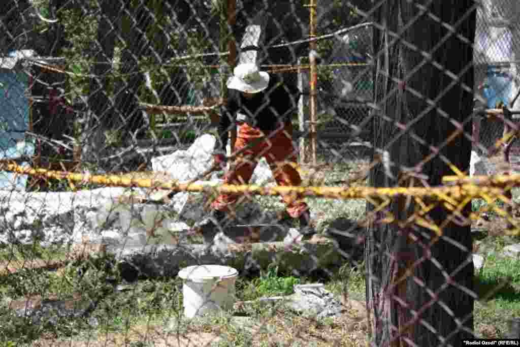 Нагаҳбони боғи ҳайвонот зарфи обхӯрии ҷонваронро тоза дорад.