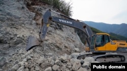 Armenia - A construction firm rebuilds a road in Lori province, August 28, 2023.