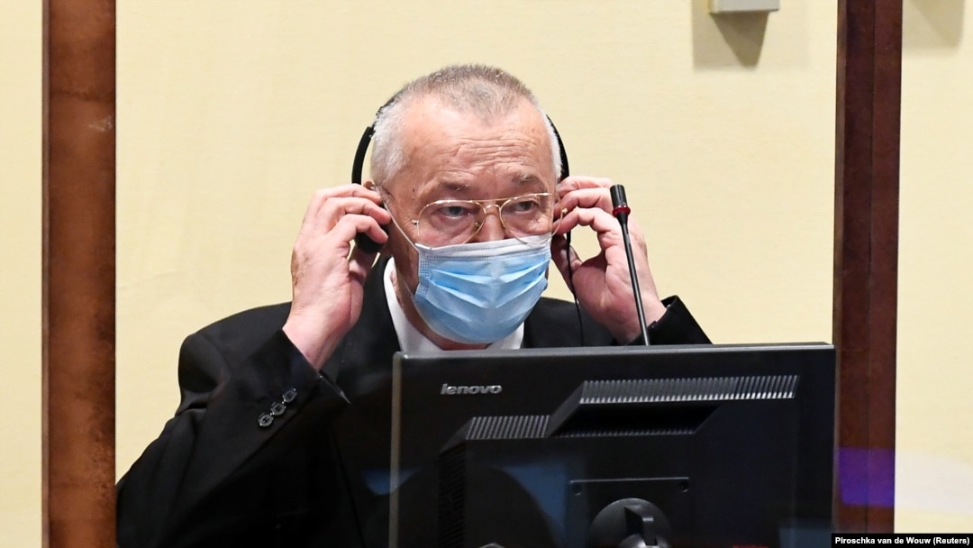 Fostul șef al serviciului de informații sârb, Franko Simatovic, apare în instanță în fața Tribunalului Penal Internațional pentru Fosta Iugoslavie din Haga, 30 iunie 2021.