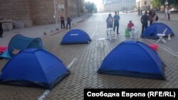 Шатори во центарот на Софја на учесниците на антивладините протести