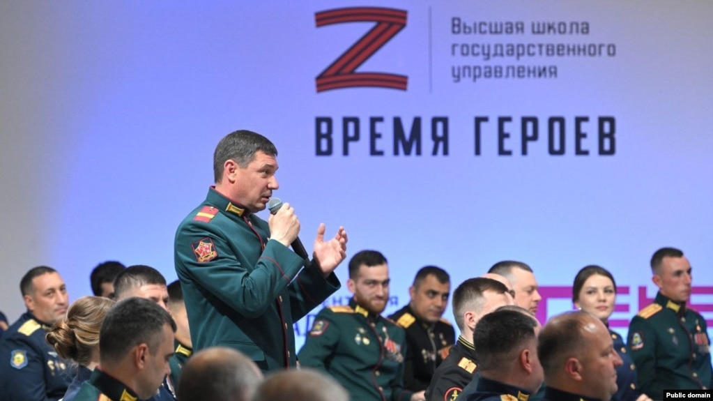 Участники программы "Время героев": с микрофоном глава Тамбовской области Евгений Первышов, справа от него - Темирлан Абуталимов, обвиняемые в убийстве пленных