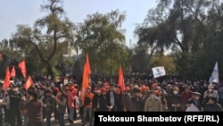 Митинг у здания театра в Бишкеке. 5 октября 2020 года.
