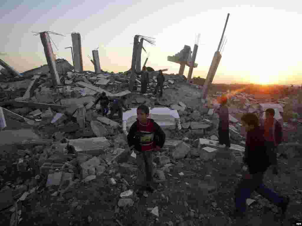 Palestina -- Dječaci na ruševinama - Trećina žrtava u Gazi su bila djeca. Ovih se dana u škole vratilo oko 200.000 djevojčica i dječaka.