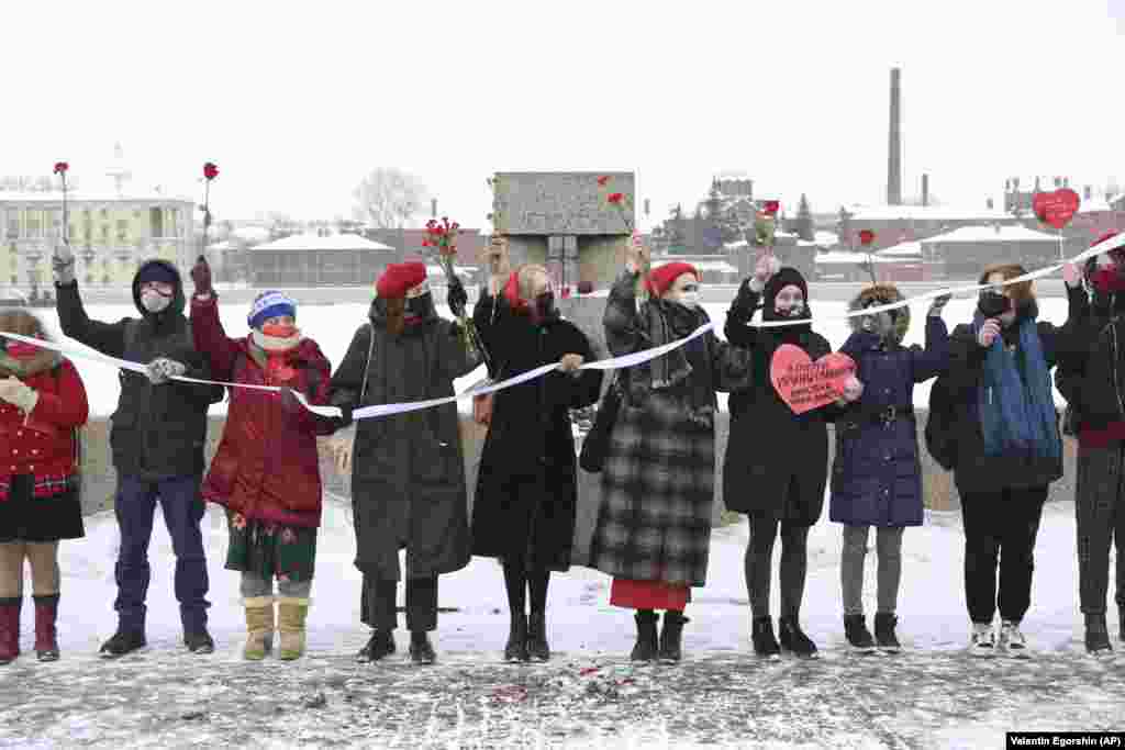 Women at a rally in St. Petersburg on February 14 in support of Navalny and his wife