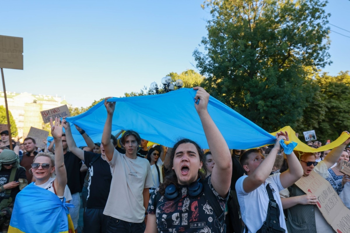 Учасники ходи йдуть під прапором України, Київ, 31 липня 2026 року