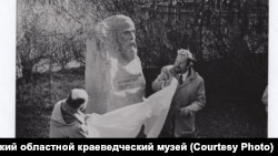 Открытие памятника Пилсудскому. Южно-Сахалинск. 1991 г.