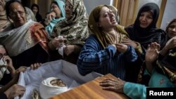 В Пешаваре прощаются с 15-летним подростком, погибшим при нападении талибов на военную школу (16 декабря 2014 года)