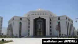 Aşgabatdaky Türkmen Döwlet sungat instituty. Aşgabat, 2012.