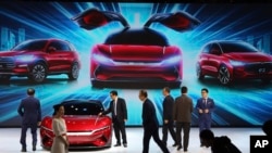 Modelele de mașini electrice din China devin opțiuni tot mai atractive pe piața europeană. Compania NIO din China le face competiție modelelor Tesla, oferind opțiuni mult mai rentabile. 