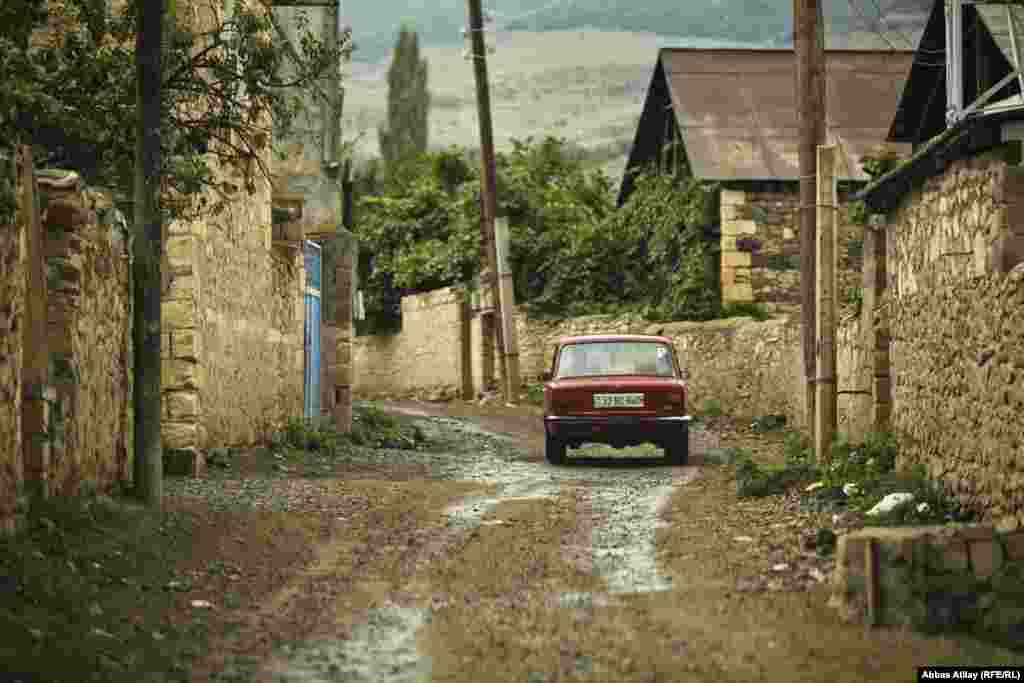 Gəncə-Göygöl yolundan keçəndə kənd çox aşağıda, dərədə olduğundan görünmür.