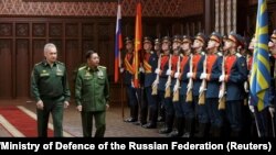 Министр обороны России Сергей Шойгу и главнокомандующий вооружёнными силами Мьянмы Мин Аунг Хлайн перед началом переговоров в Москве, 22 июня 2021 года