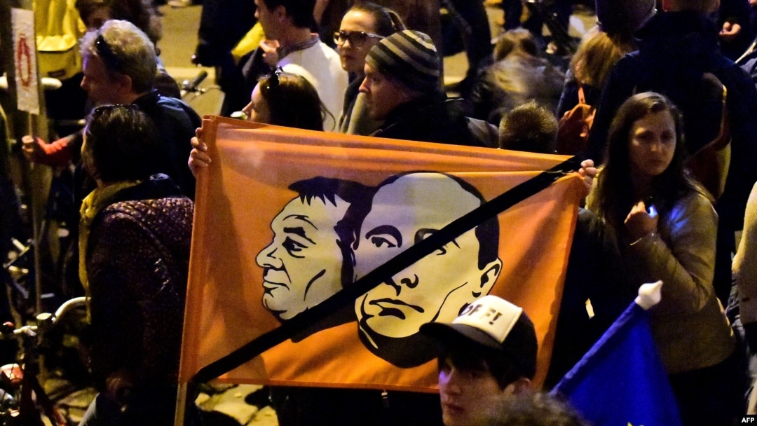 Imagine de la o demonstrație împotriva lui Viktor Orban, pe steagul protestatrior premierul Ungariei este așezat lângă Vladimir Putin 