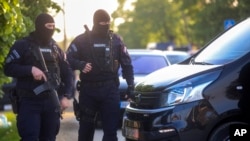 Policija na mestu masovnog ubistva u selu Dubona u blizini Mladenovca, 5. maj 2023. 