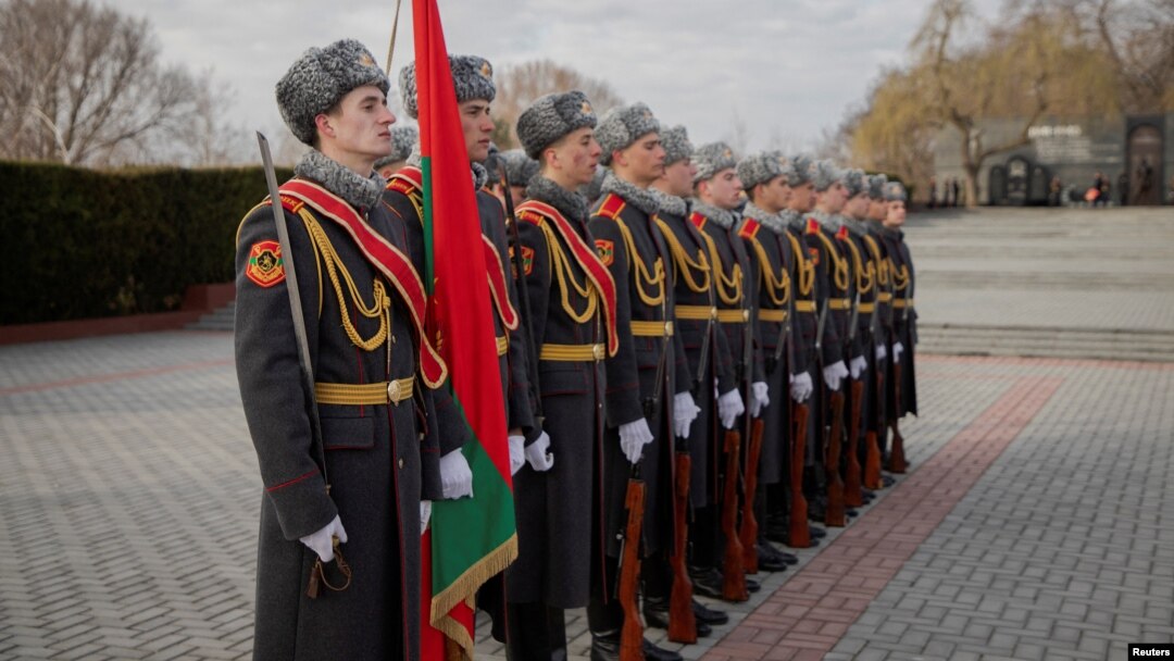 Gărzi de onoare participă la o ceremonie care marchează Ziua Apărătorului Patriei la Tiraspol, în regiunea separatistă moldovenească Transnistria, 23 februarie 2023.