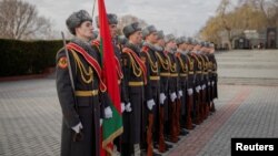 Gărzi de onoare participă la o ceremonie care marchează Ziua Apărătorului Patriei la Tiraspol, în regiunea separatistă moldovenească Transnistria, 23 februarie 2023.