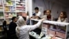 Iranci kupuju lijekove u apoteci u Teheranu u aprilu. Iransko udruženje farmaceuta navodi da se oko 800 lijekova trenutno nalazi na listi nestašica u zemlji.