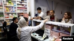 Iranci kupuju lijekove u apoteci u Teheranu u aprilu. Iransko udruženje farmaceuta navodi da se oko 800 lijekova trenutno nalazi na listi nestašica u zemlji.