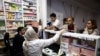 Iranianë duke blerë barna në një barnatore në Teheran në prill të këtij viti. Shoqata e Farmacistëve të Iranit thotë se rreth 800 barna janë aktualisht në listën e barnave që mungojnë në vend.