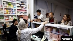 Iranianë duke blerë barna në një barnatore në Teheran në prill të këtij viti. Shoqata e Farmacistëve të Iranit thotë se rreth 800 barna janë aktualisht në listën e barnave që mungojnë në vend.