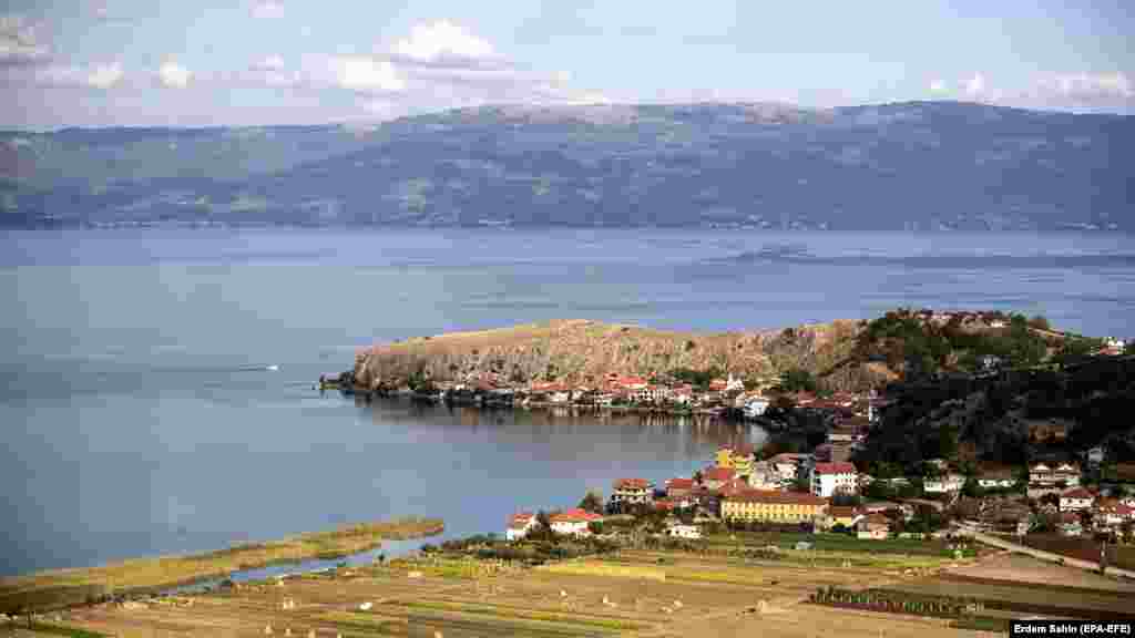 Pogled na selo Lin, na albanskoj strani Ohridskog jezera &nbsp; 2019. godine albanski dio jezera takođe je uvršten na listu svjetske baštine.