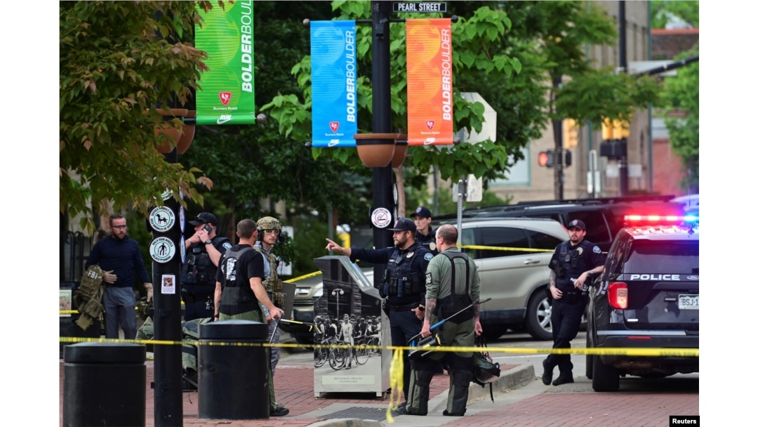 Poliția și agenții FBI sosesc la locul atacului în care mai multe persoane au fost rănite, în Boulder, Colorado, 1 iunie 2025.