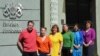 Супрацоўнікі брытанскай амбасады ў Менску апрануліся ў колеры ЛГБТ-сьцяга
