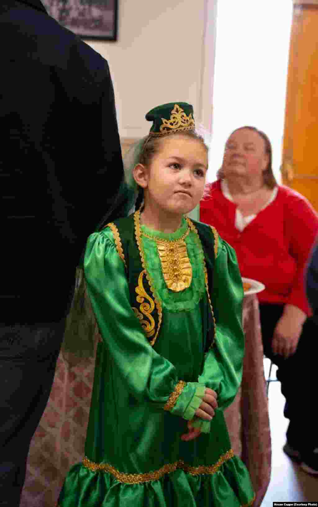 Кайбер татар балалары милли киемнәрдән килгән иде