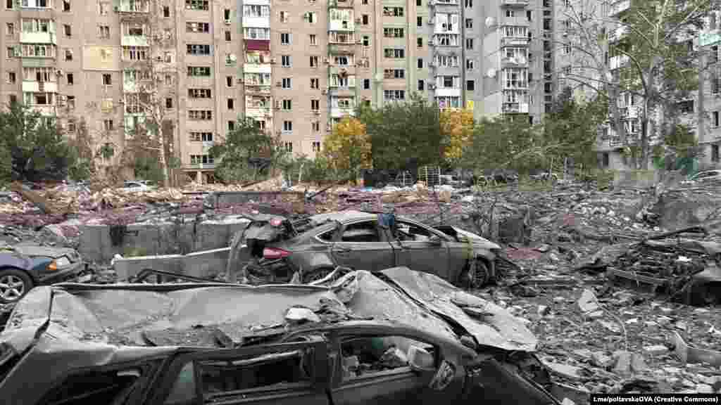 Наслідки російської атаки на Кременчук Полтавської області, 7 жовтня 2026 року.Ракетні удари пошкодили багатоквартирні будинки. Загинули двоє людей. Постраждали щонайменше 33 люини, серед яких є дитина 2012 року народження.Керівництво Росії заперечує, що російська армія під час повномасштабної війни завдає цілеспрямованих ударів по цивільній інфраструктурі міст і сіл України, убиваючи цивільне населення і руйнуючи лікарні, школи, дитячі садочки, об’єкти енергетики і водозабезпечення