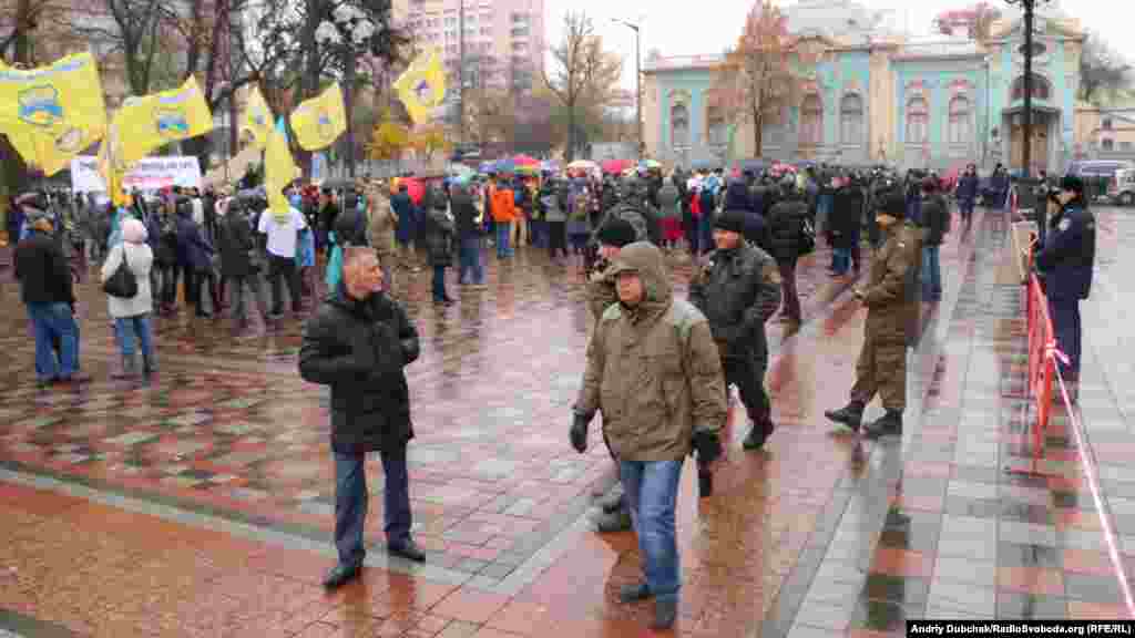 Учасники мітингу перед будинком Верховної Ради