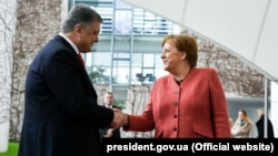 Ukraina prezidenti Petro Poroşenko Almaniya kantsleri Angela Merkel ile körüşüvde, 2019 senesi aprelniñ 12-si