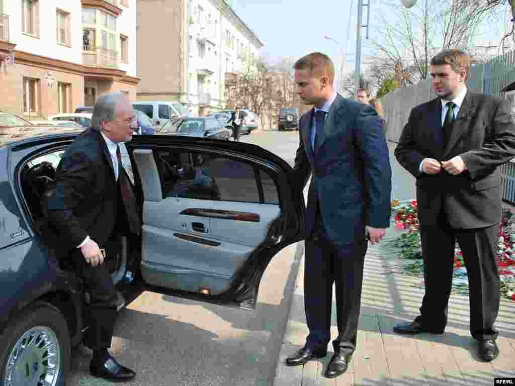 Міністар замежных справаў Беларусі Сяргей Мартынаў прыехаў у амбасаду Польшчы ў Менску, каб выказаць спачуваньні, 12 красавіка