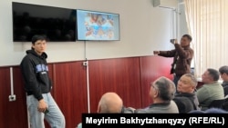 Блогер Мирболат Мырзатайұлының апелляциялық сотына жиналған халық сотты монитордан қадағалады. Алматы қалалық соты, 27 қаңтар 2026 жыл. 