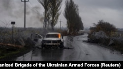 Автомобіль горить на дорозі після атаки дроном РФ у прифронтовому місті Костянтинівка, Донецька область, 12 листопада 2025 року.