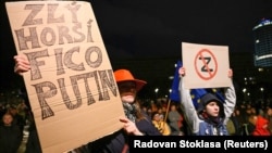 Demonstrantkinja sa transparentom "Loš, najgore, Fico, Putin" na proukrajinskom protestu protiv spoljne politike slovačke vlade, nakon što se slovački ministar spoljnih poslova Juraj Blanar sastao sa ruskim kolegom Sergejem Lavrovom, u Bratislavi, Slovačka, 12. mart 2024. 