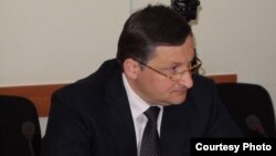 С одной стороны, разговоры о президентских амбициях 46-летнего Беслана Эшба распространились, как только стало известно о досрочных президентских выборах. С другой, в соцсетях тут же стали обсуждать, что его выдвижению помешает незнание абхазского языка
фото: abh-ng.ru