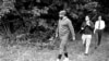 Fidel Castro (stânga) la vânătoare în România, mai 1972