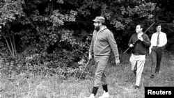 Fidel Castro (stânga) la vânătoare în România, mai 1972