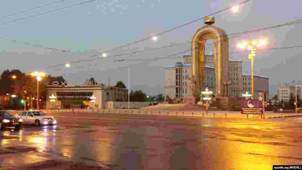 Душанбедаги Исмоил Сомоний ҳайкали&nbsp;