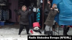 Жители на ромската наслеба Шутка во Скопје. 